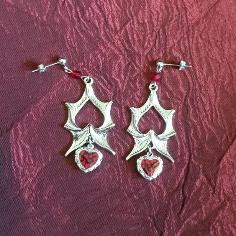 Boucles d'oreilles ailes de chauve-souris et coeur — 3