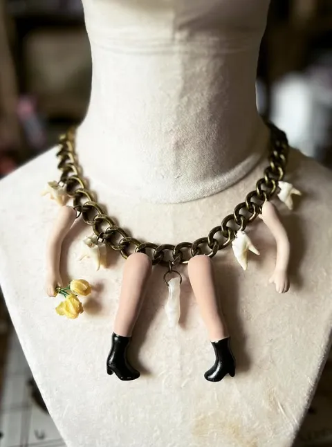 Collier dents, quartz et jambes, bijou gothique fait main