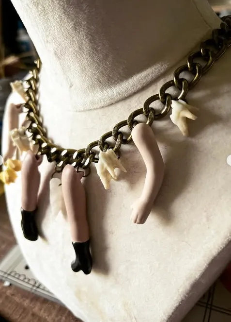Collier dents, quartz et jambes, bijou gothique fait main (2)