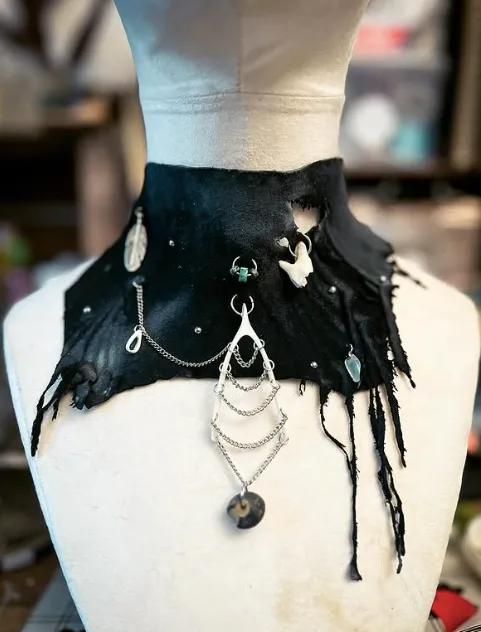 Collier gothic "wish bone" et pierre de sorcière, bijou gothique fait main