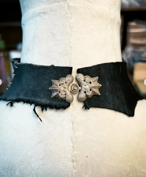 Collier gothic "wish bone" et pierre de sorcière, bijou gothique fait main (3)