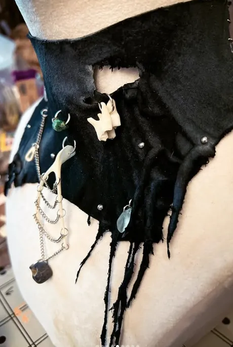 Collier gothic "wish bone" et pierre de sorcière, bijou gothique fait main (2)