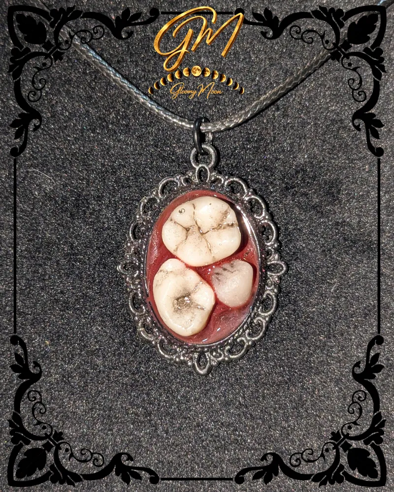 Collier "Dentelle d'ivoire Nocturne", bijou gothique fait main